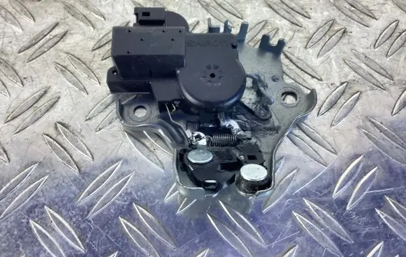 Lexus CT 200H Tailgate window lock/catch/latch 