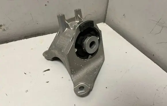BMW 5 G60 G61 Engine mount bracket 9485626