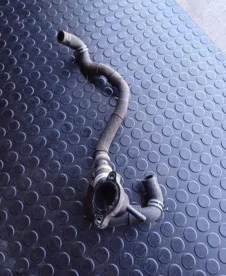 Volkswagen PASSAT B8 Engine coolant pipe/hose 04L121131AA
