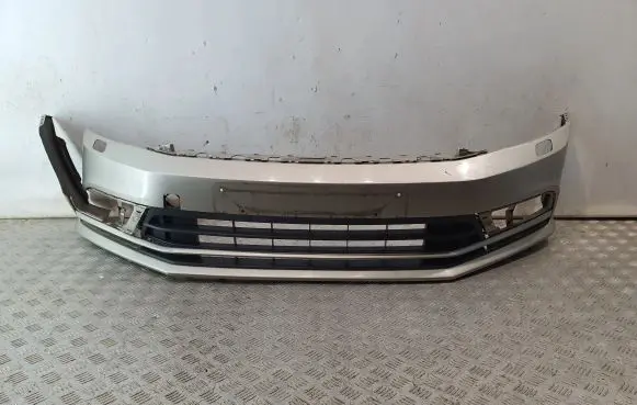 Volkswagen Jetta VI Front bumper 5C6807217P 5C6853677D