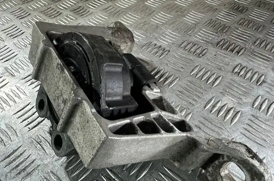 Volvo V40 Engine mount bracket 3M516F012BH 3M516F012