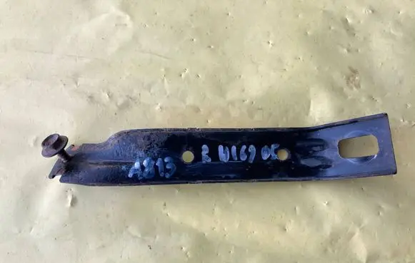 Mercedes-Benz A W169 Fender mounting bracket A1698820207