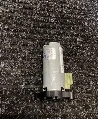 BMW 3 F30 F35 F31 Seat adjustment motor 0390204107 P11712302