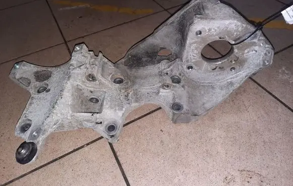 Volkswagen PASSAT B7 Generator/alternator bracket 03L903143Q