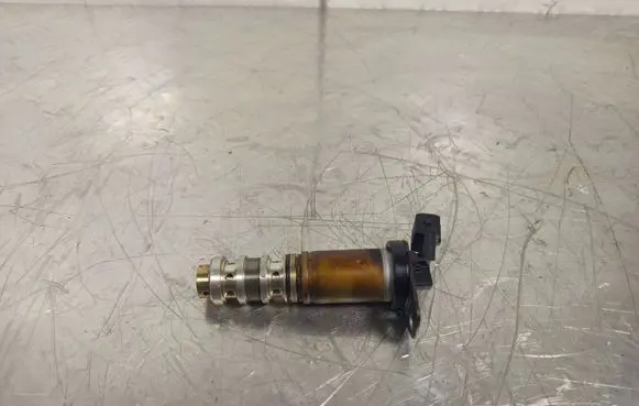 BMW 3 E90 E91 Camshaft vanos timing valve 13151279 7584115