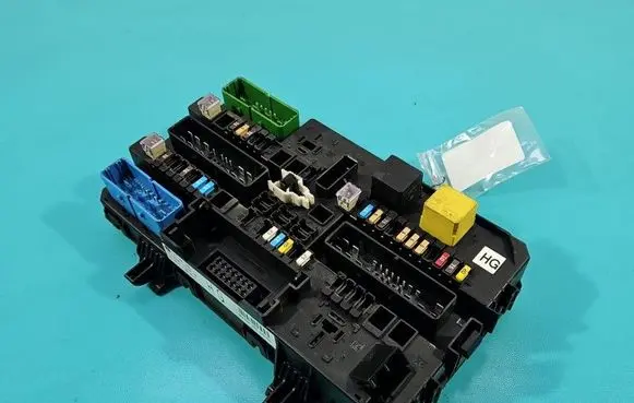Opel Zafira B Fuse box set 13206759 IMPRK1517019