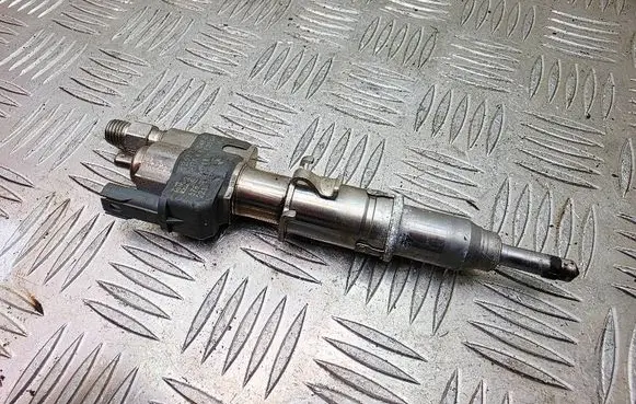 BMW 1 E81 E87 Fuel injector 7589048 13537589048