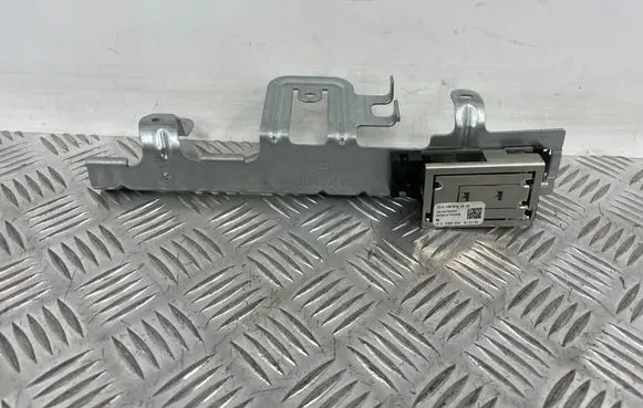 Mercedes-Benz C W205 Aerial antenna amplifier A1569050902 Q3ZGS002
