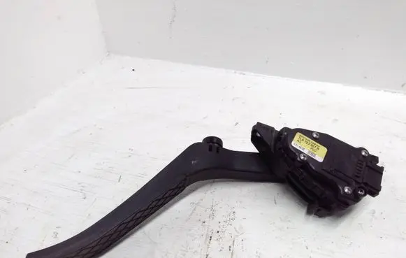 Volkswagen Touareg I Accelerator throttle pedal 7L0723507B