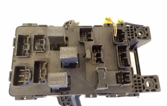 Toyota Avensis T220 Fuse module 8273005020 095052062901