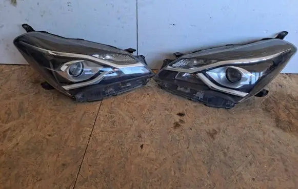 Toyota Yaris Headlight/headlamp