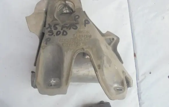 BMW X5 F15 Engine mounting bracket 6864614