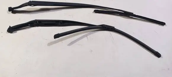 Maserati Quattroporte Windshield/front glass wiper blade 670007562