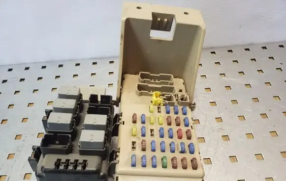 Subaru Legacy Fuse module 82201AG000