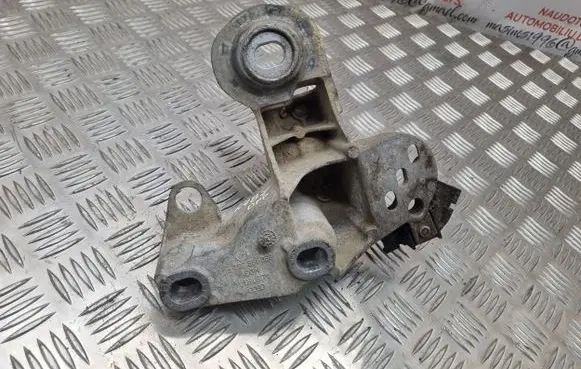 Audi A4 S4 B7 8E 8H Engine mounting bracket 8E0199352F