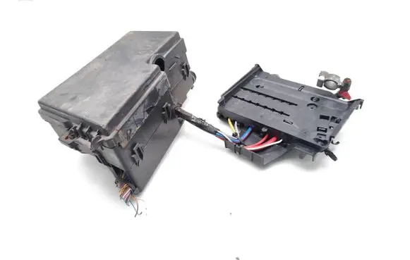 Ford Focus Fuse module AV6T-14A067-BB AV6T-14A142-AA