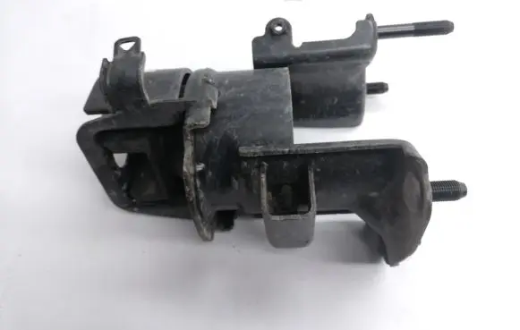 Toyota RAV 4 (XA50) Engine mount bracket