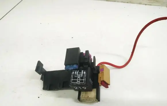 Volkswagen PASSAT B5.5 Fuse box set 8A0937530