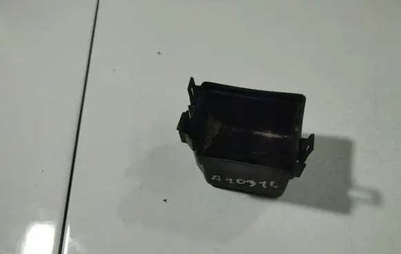 Nissan X-Trail T30 Fuse box cover 