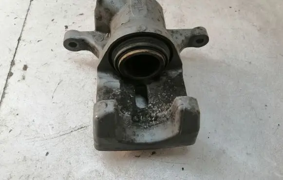 Toyota Prius+ (ZVW40) Front brake caliper 330L7E1105 7E1105