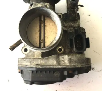 Volkswagen Golf IV Throttle valve 06A133064J