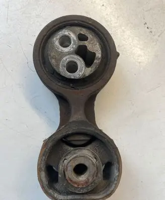 Honda CR-V Engine mount bracket