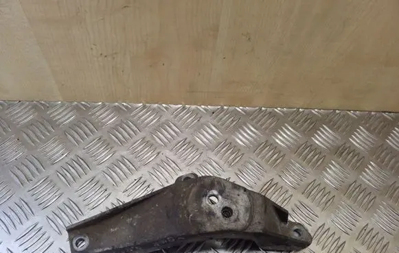 BMW 5 E39 Engine mounting bracket