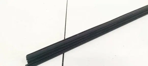 Toyota Avensis T270 Front door glass trim molding 