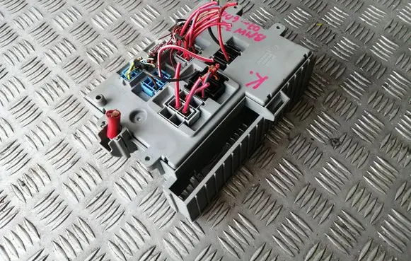BMW 3 E90 E91 Fuse module 6906621 690662106 56113310