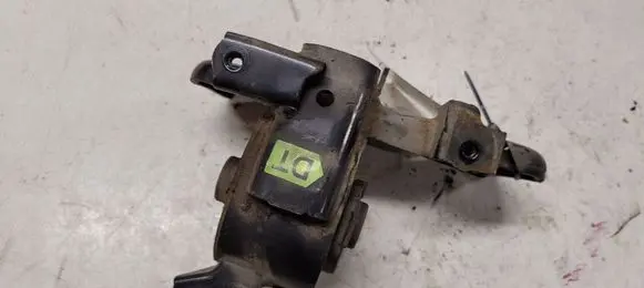 Toyota Avensis T270 Engine mount bracket