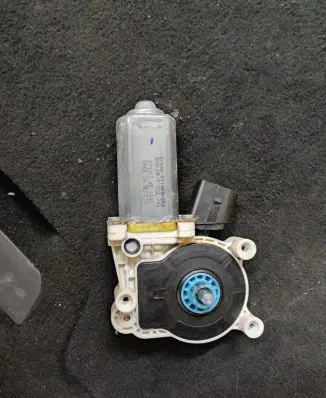 BMW X5 F15 Front door window regulator motor C11469102 0713174B1840