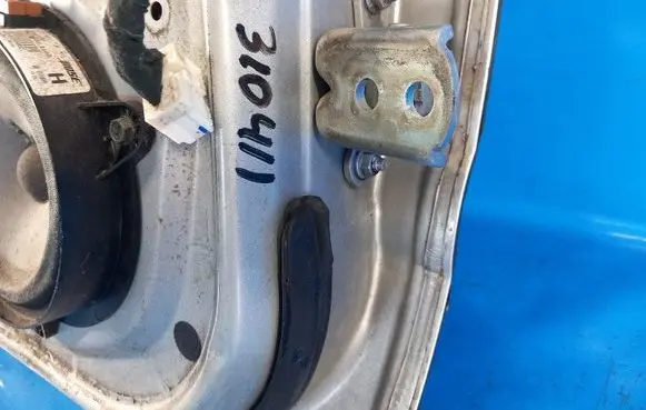 Nissan Pathfinder R51 Front door lower hinge 82421EA000