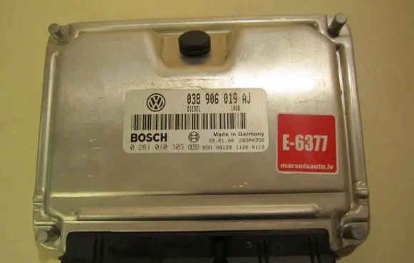 Volkswagen PASSAT B5 Engine control unit/module 038906019AJ