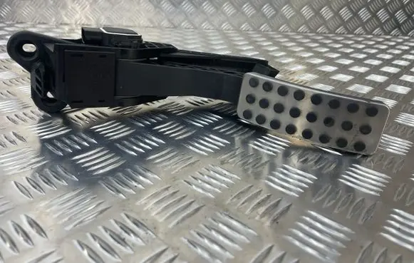 Mercedes-Benz ML W164 Accelerator throttle pedal A1643000104