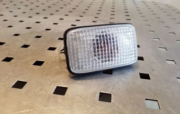 Front fender indicator light