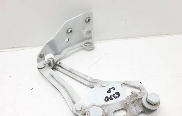 Engine bonnet/hood hinges