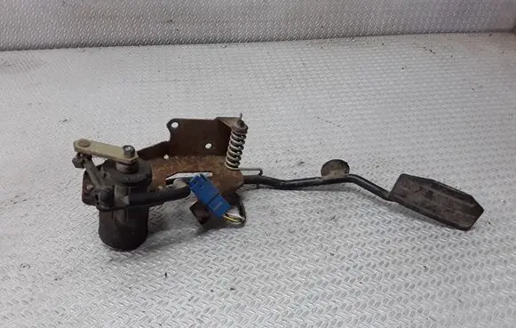 Opel Frontera B Accelerator throttle pedal 0281002296 09129107