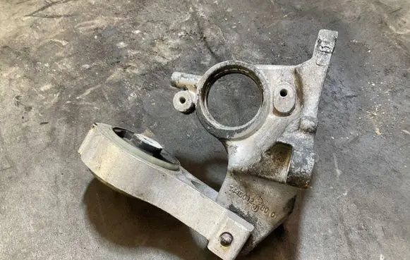 Engine mount bracket