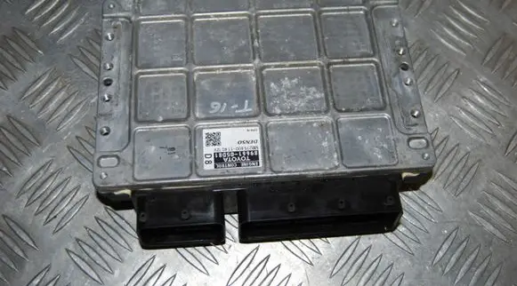 Toyota Avensis T270 Engine control unit/module 8966105D81