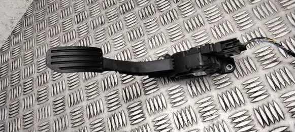 Accelerator throttle pedal