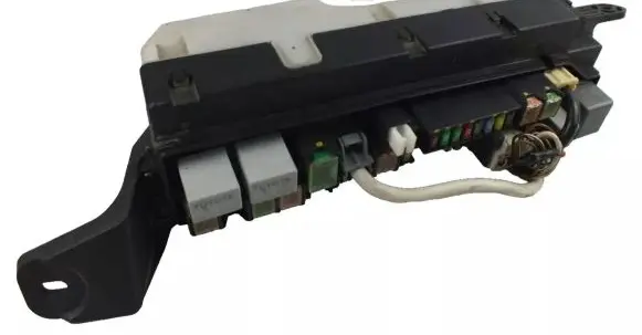 Toyota Avensis T250 Fuse module 9808087030