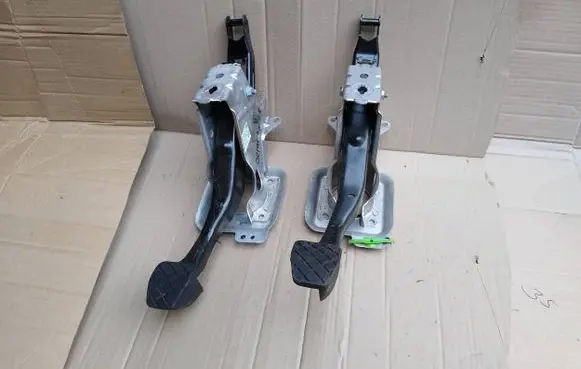 Volkswagen Golf V Brake pedal 1K1721057AD