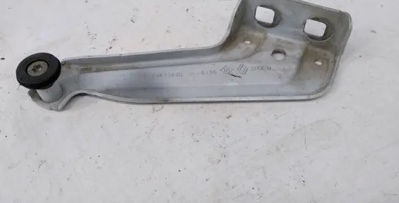 Dacia Dokker Sliding door middle roller runner 777949343R