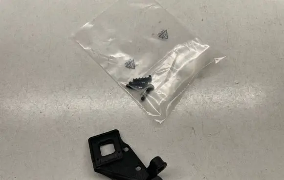 Headlight/headlamp mounting bracket