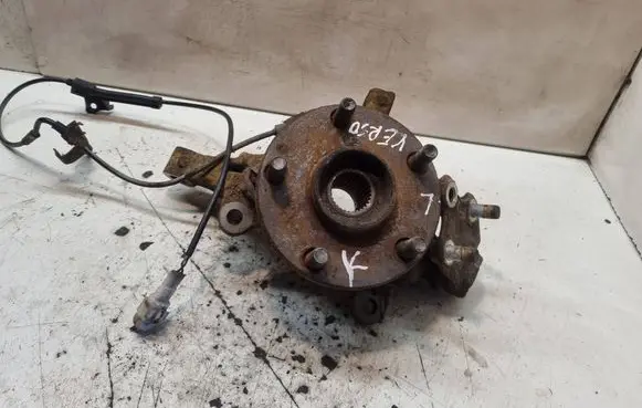 Toyota Corolla Verso AR10 Front wheel hub