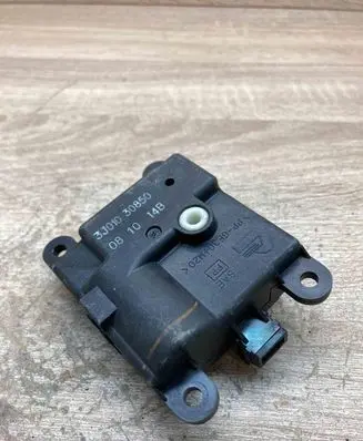 Nissan Qashqai Air flap motor/actuator 3J01030850