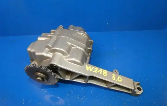 Mercedes-Benz CLS C218 X218 Oil pump 6421810847