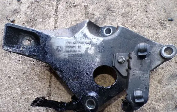 BMW 3 E90 E91 Engine mounting bracket 6775041
