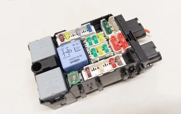 Citroen C4 II Picasso Fuse module 9665492680