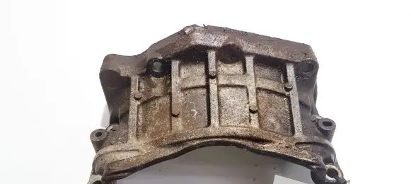 Mitsubishi Carisma Engine mounting bracket
